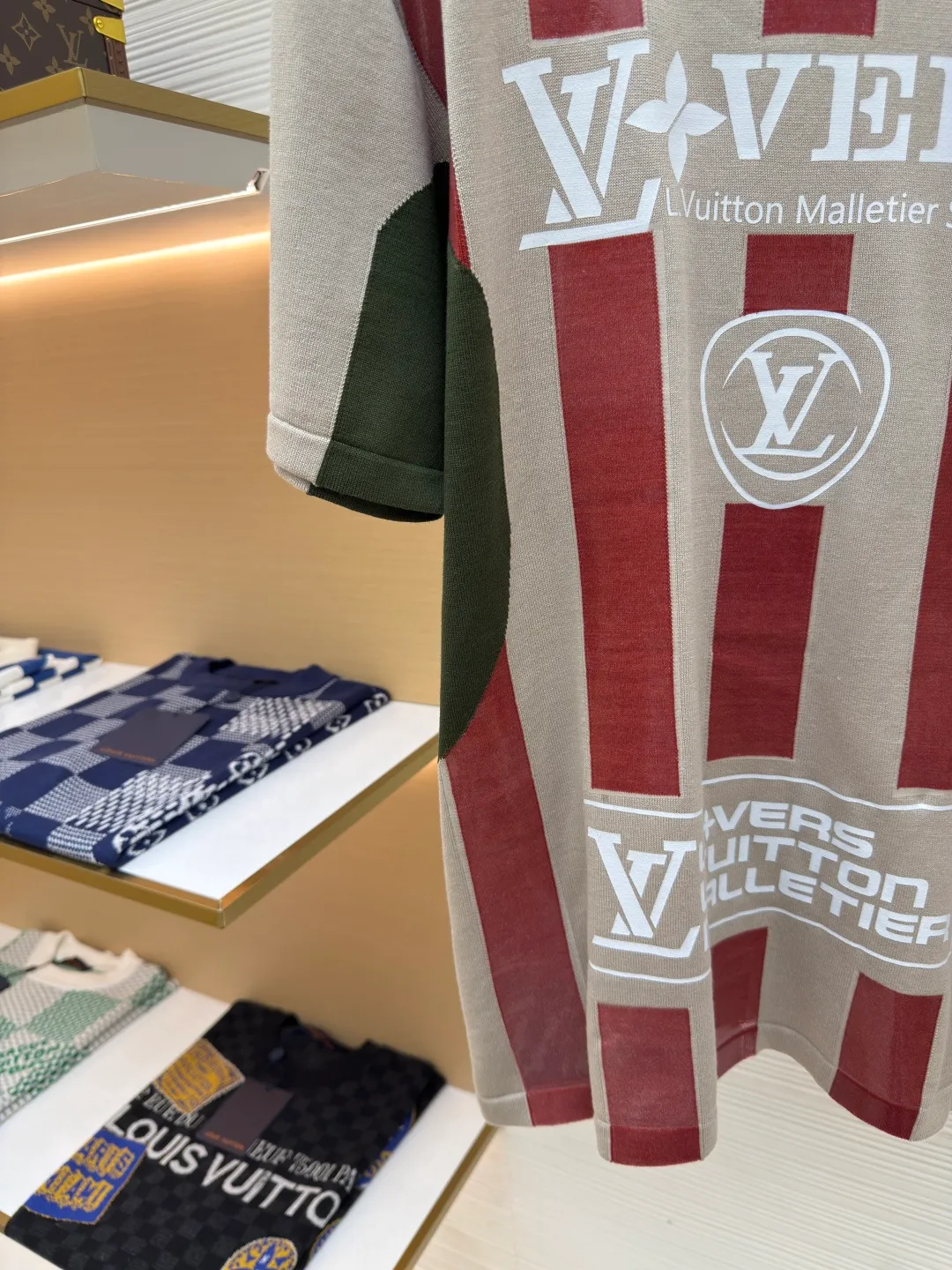 LOUIS VUITTON jersey show style knitted short sleeves ●Authentic product: Purchased and developed for 9999 ●Item number: 1680297-B15 ●Fabric: long-staple cotton ●Technology: 16-needle flat knitted piece ●Version: fitted version ●Weight: about 310 grams ●Size: S-M-L-XL ●Description: The process is complex, the yarn is custom-woven and dyed, and the custom-dyed development takes more than a month. Custom-made cotton yarn is introduced. The jacquard fabric requires fine yarn count and extremely high requirements for raw cotton. The letter pattern adopts double-sided hanging wool technology, fine workmanship, and clear texture. The ultra-fine weaving thread is made of environmentally friendly fiber. The overall wiring is straight and delicate, the fabric is comfortable and soft, and the color is consistent without color difference. It can be matched with the same style to create a fashionable look and control various occasions. Customized accessories, complete with three standards, same style for men and women!